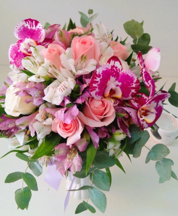 Buquês de noiva com orquídeas e mini rosas consultar valores com a loja.
